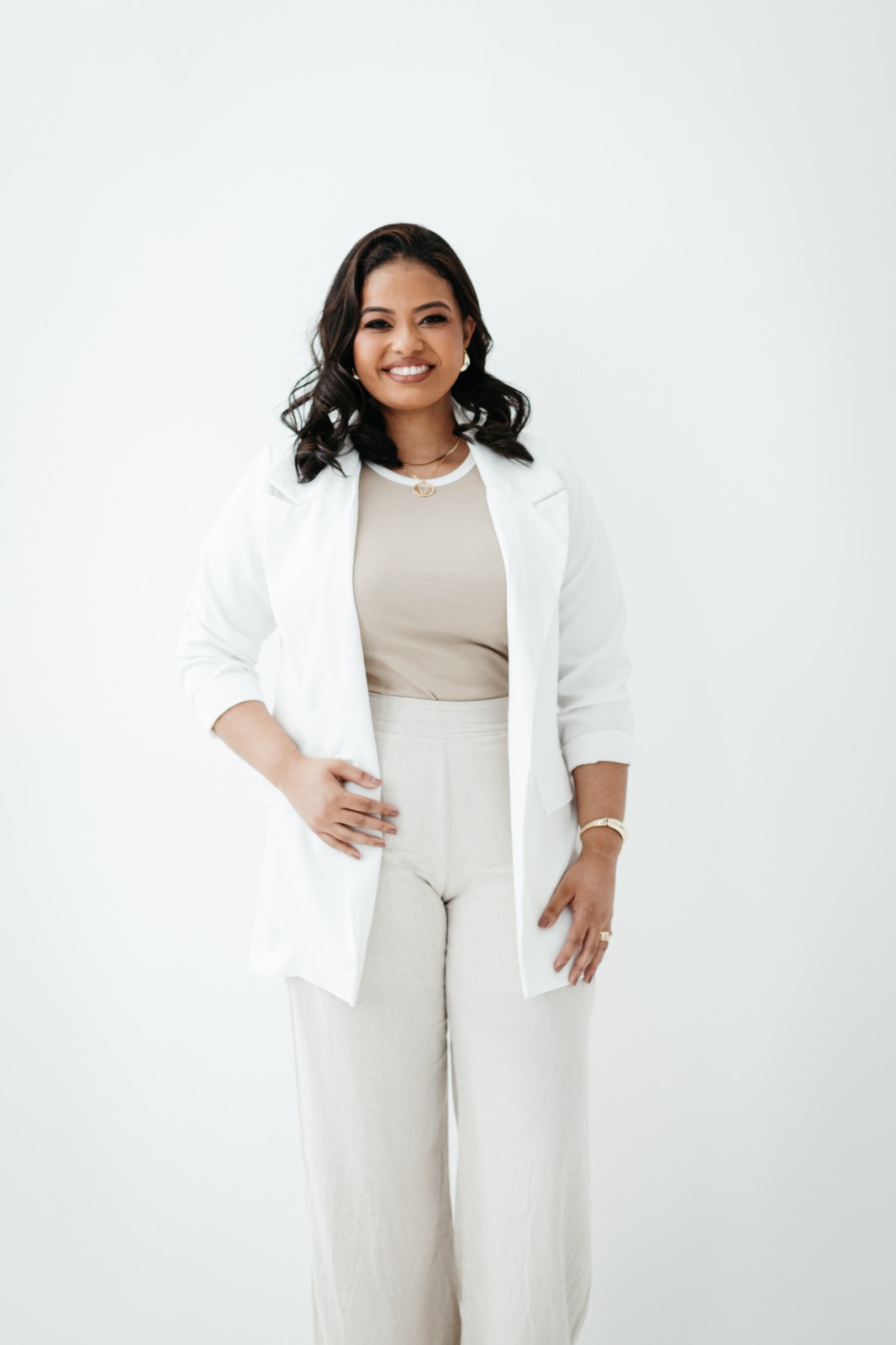 Amanda Sthefane em pé, com blazer branco